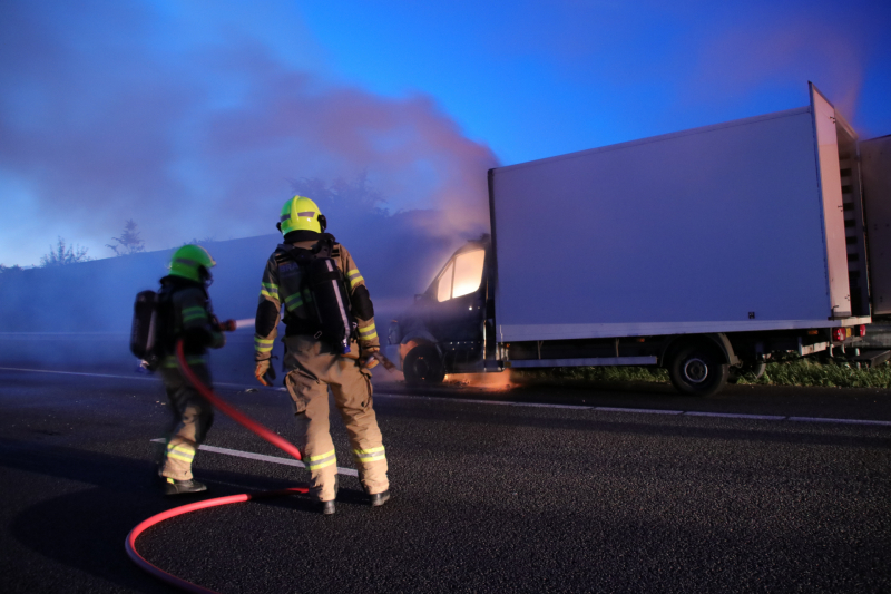 Bestelwagen brandt uit op vluchtstrook