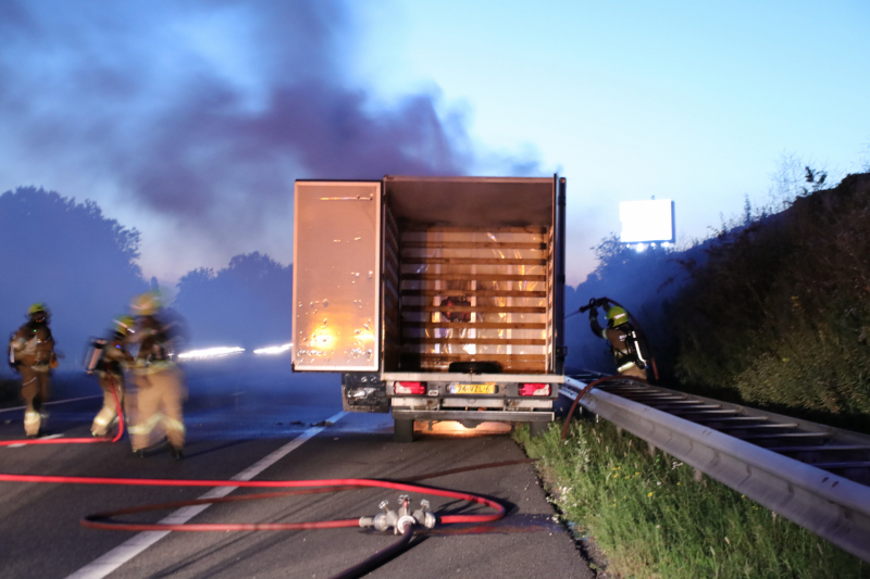 Bestelwagen brandt uit op vluchtstrook