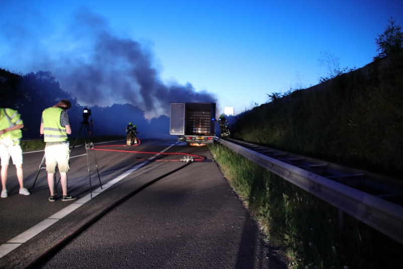Bestelwagen brandt uit op vluchtstrook