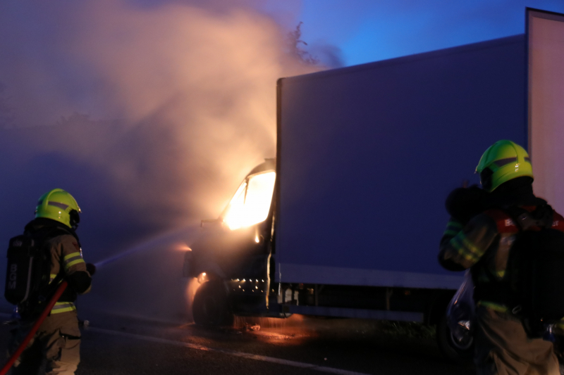 Bestelwagen brandt uit op vluchtstrook