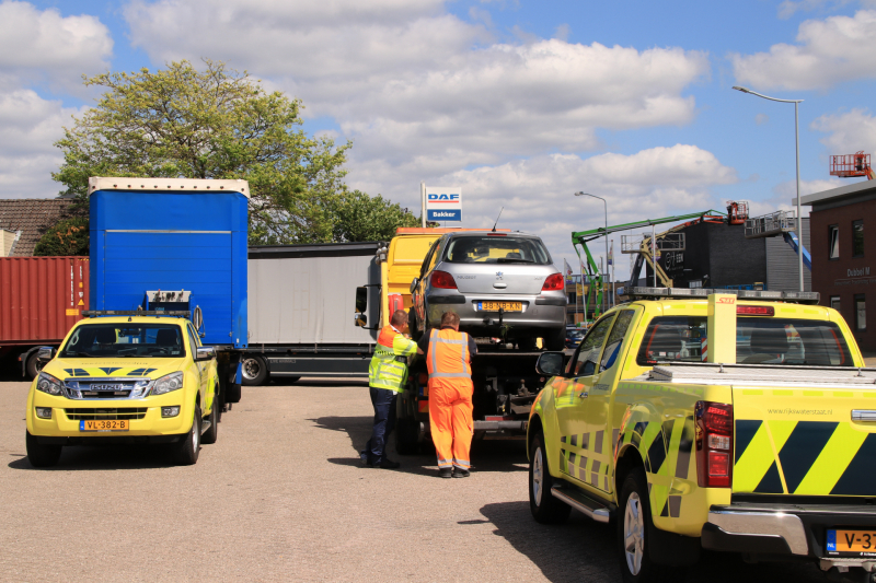 Flinke file na aanrijding met vrachtwagen