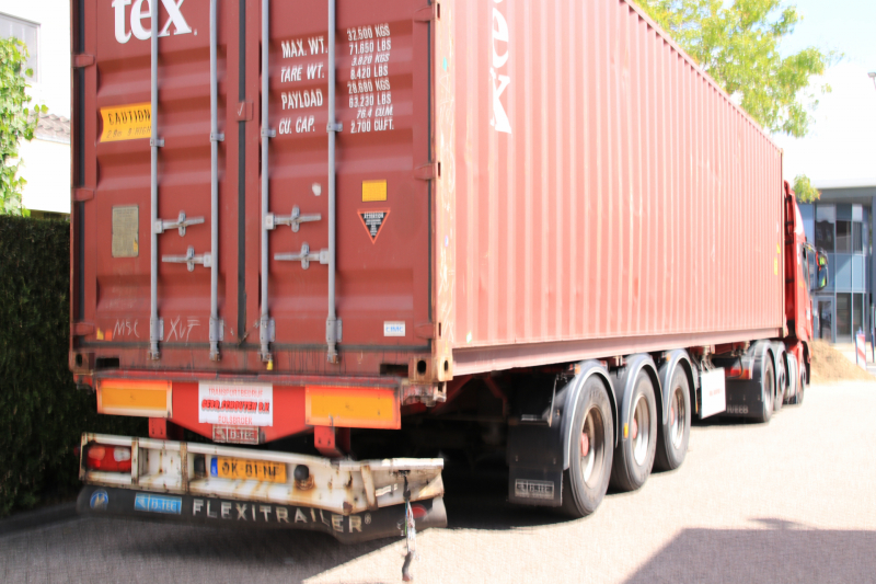 Flinke file na aanrijding met vrachtwagen