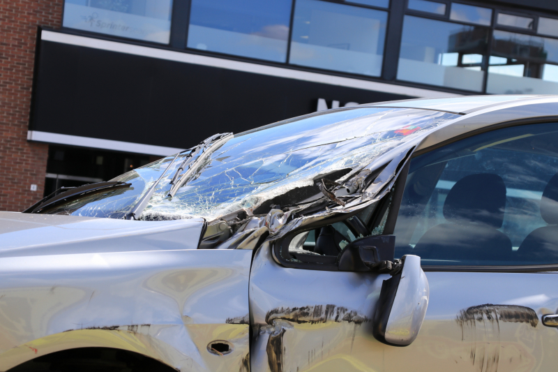 Flinke file na aanrijding met vrachtwagen