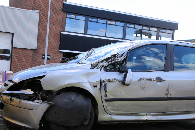 Flinke file na aanrijding met vrachtwagen