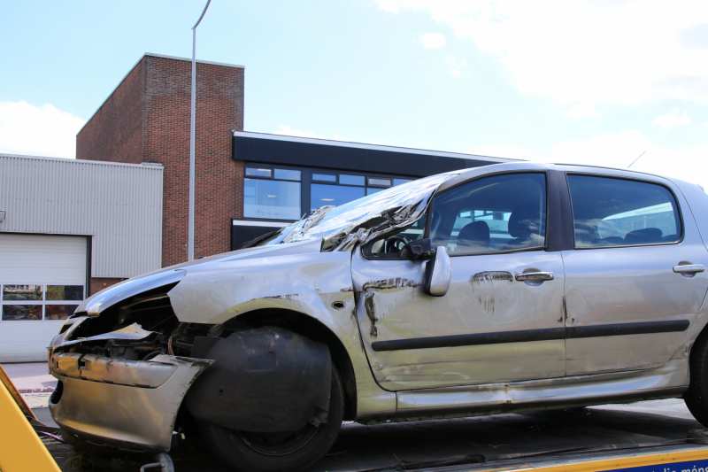 Flinke file na aanrijding met vrachtwagen
