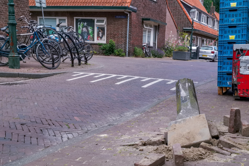 Bestuurder bestelauto ramt meerdere voertuigen