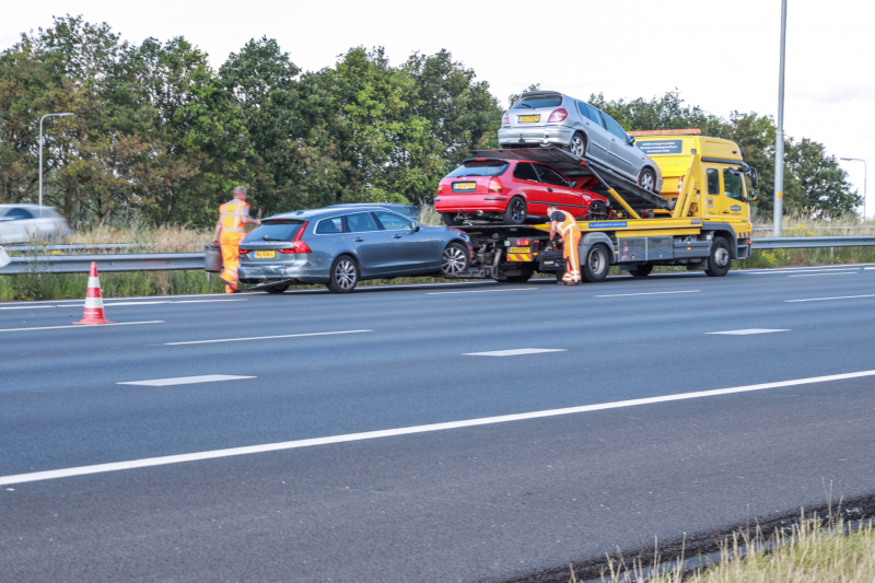 Drie auto's op elkaar