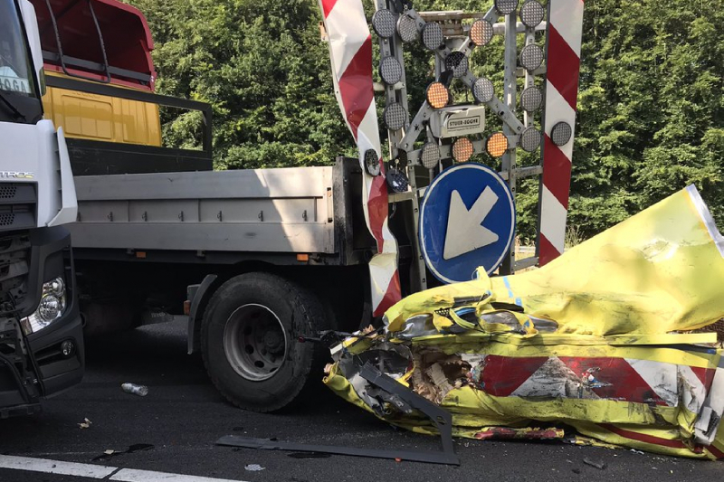 Botsabsorber aangereden door vrachtwagen