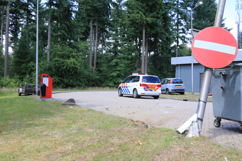 Bestuurster raakt van de weg ramt meerdere objecten