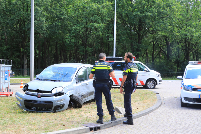 Bestuurster raakt van de weg ramt meerdere objecten