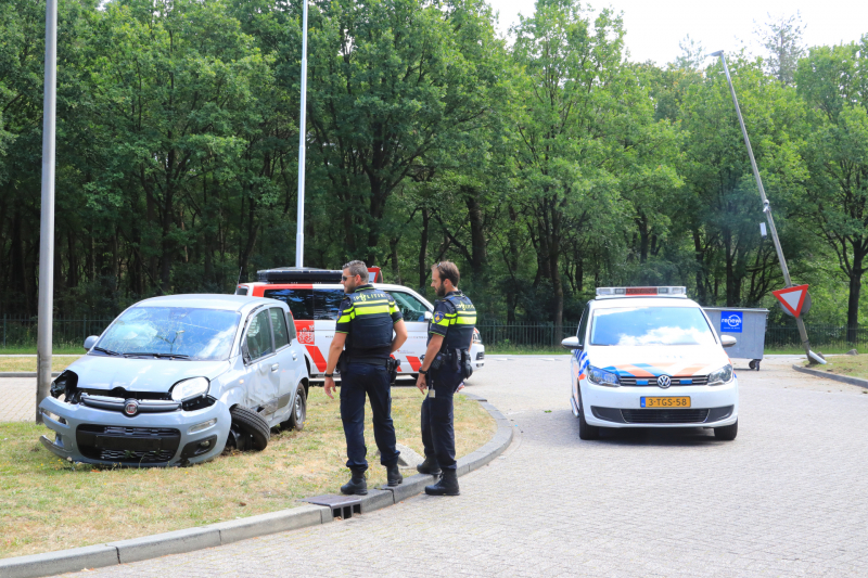 Bestuurster raakt van de weg ramt meerdere objecten
