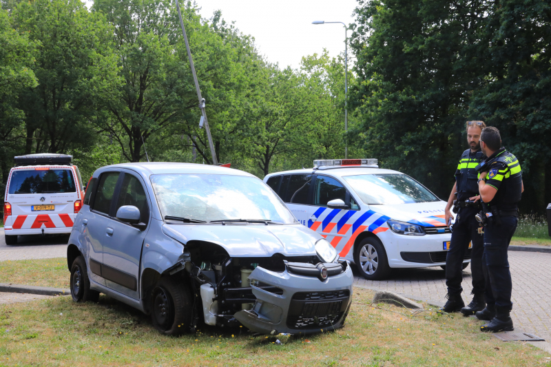 Bestuurster raakt van de weg ramt meerdere objecten