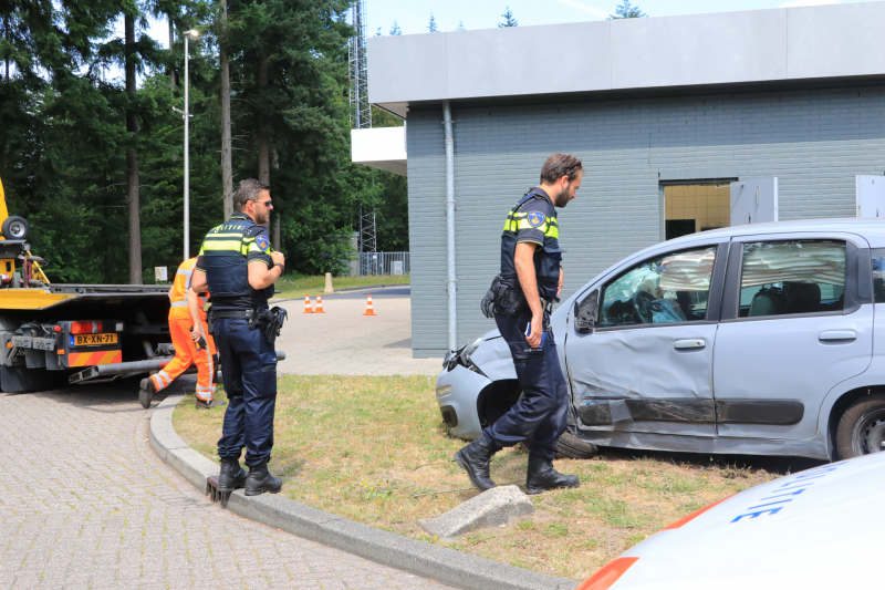Bestuurster raakt van de weg ramt meerdere objecten