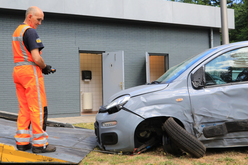 Bestuurster raakt van de weg ramt meerdere objecten