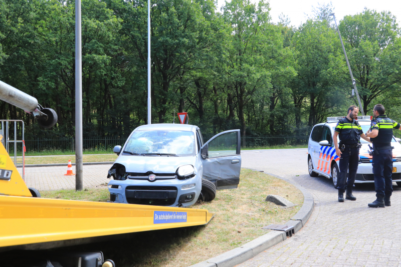 Bestuurster raakt van de weg ramt meerdere objecten