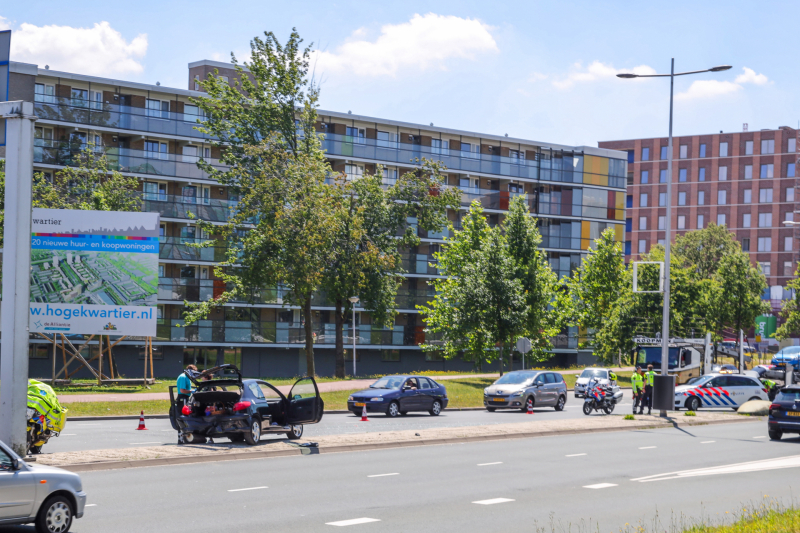 Bestelbus ramt personenauto