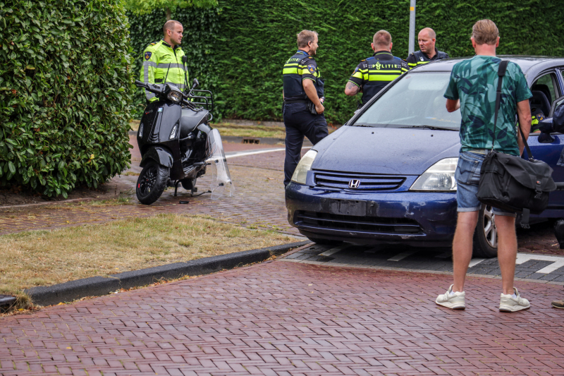 Twee gewonden na botsing met auto