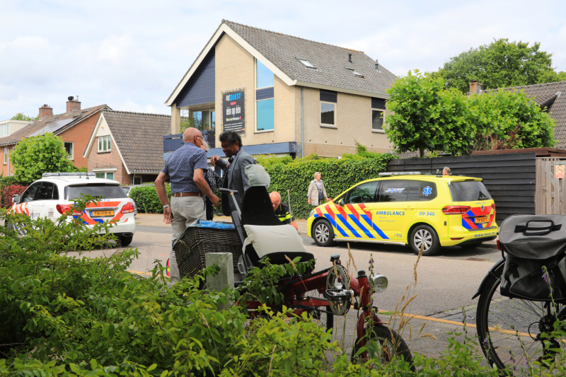 Vrouw op driewieler kantelt