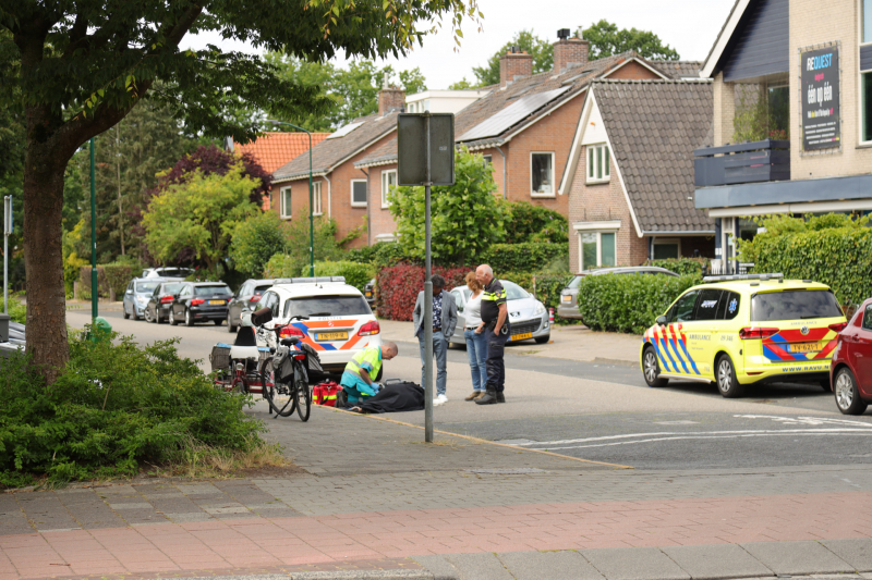 Vrouw op driewieler kantelt