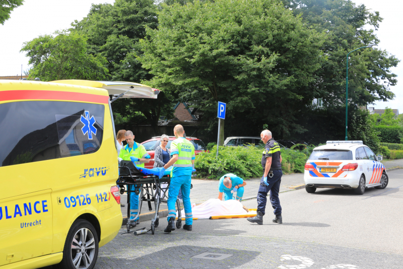 Vrouw op driewieler kantelt