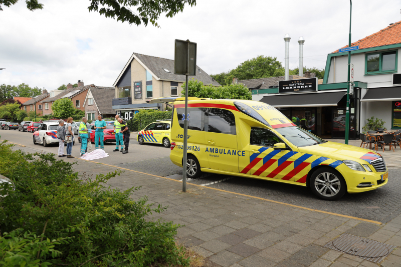 Vrouw op driewieler kantelt