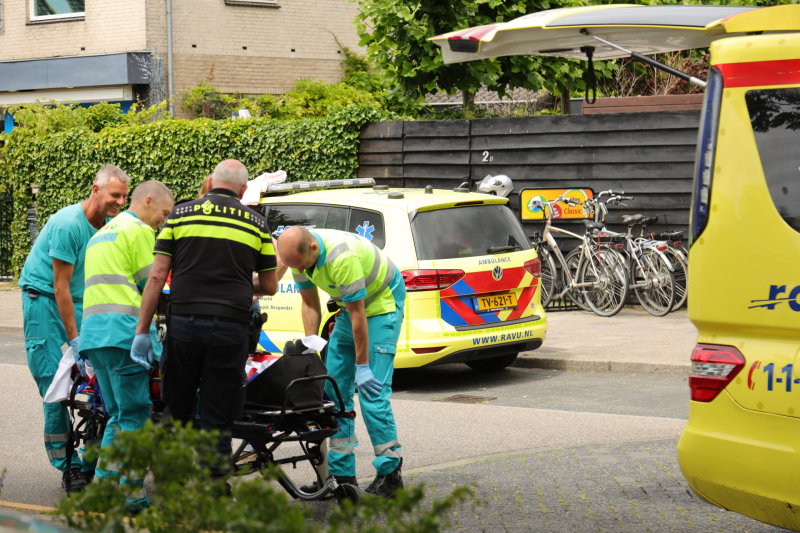 Vrouw op driewieler kantelt