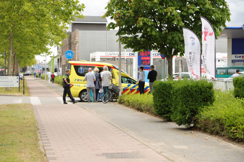 Bestelwagen botst op fietsster