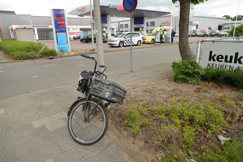 Bestelwagen botst op fietsster