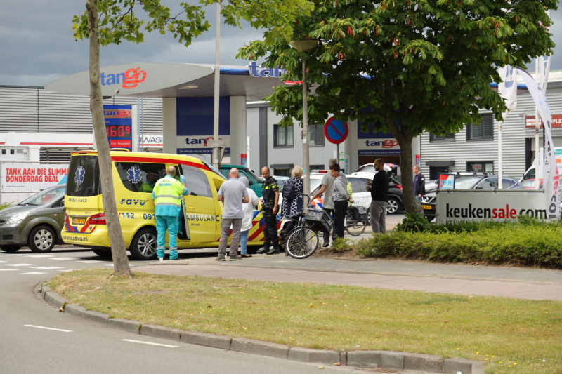 Bestelwagen botst op fietsster