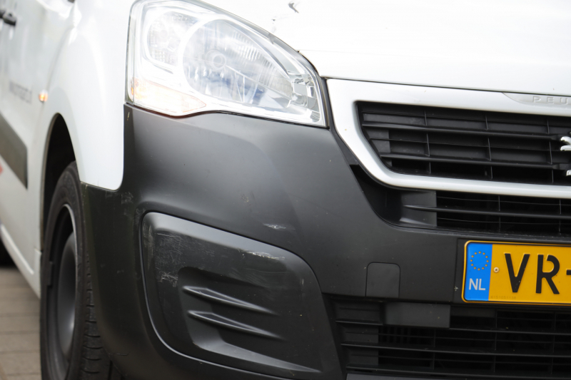 Bestelwagen botst op fietsster