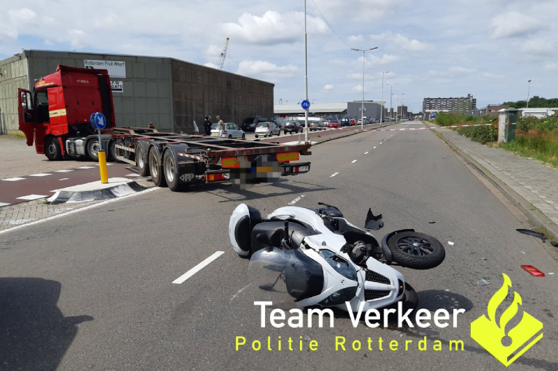 Piaggio-MP3 botst met vrachtwagen