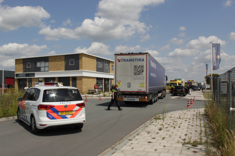 Twee inzittenden gewond na aanrijding met vrachtwagen