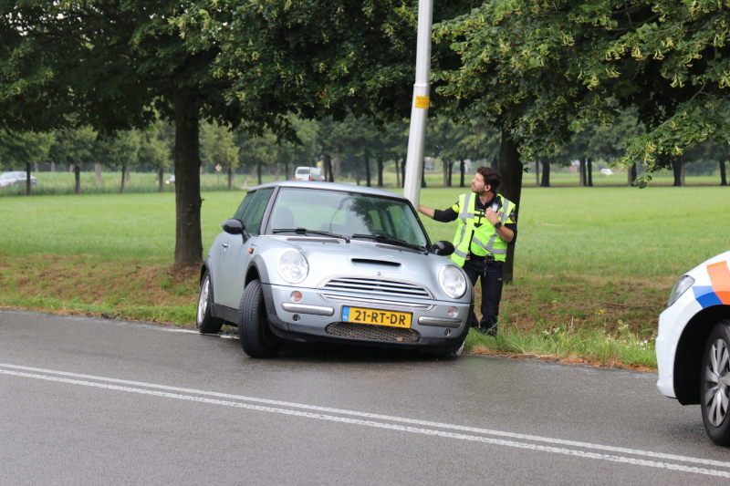 Auto in de slip en ramt lantaarnpaal