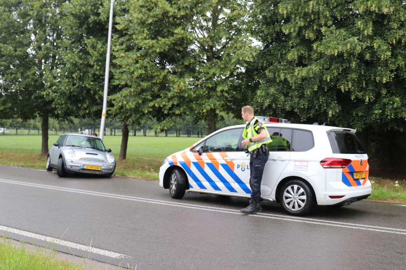 Auto in de slip en ramt lantaarnpaal