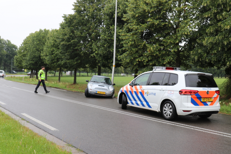 Auto in de slip en ramt lantaarnpaal
