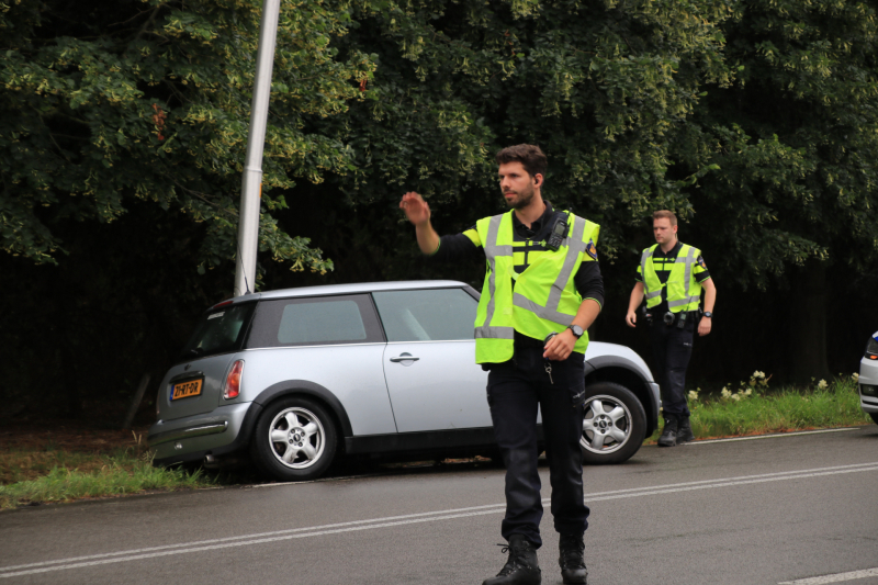 Auto in de slip en ramt lantaarnpaal