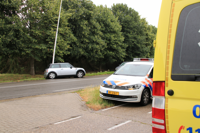 Auto in de slip en ramt lantaarnpaal