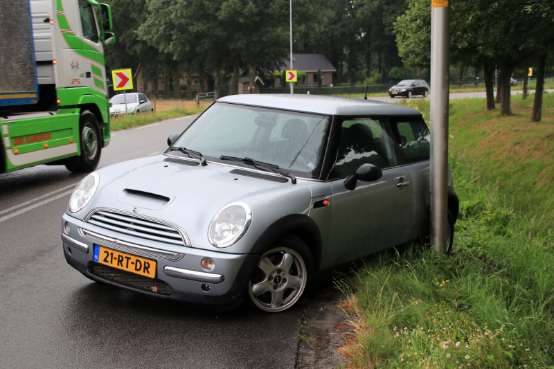 Auto in de slip en ramt lantaarnpaal