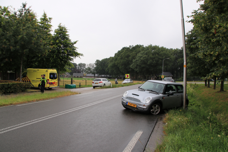 Auto in de slip en ramt lantaarnpaal
