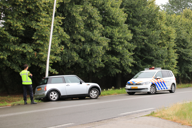 Auto in de slip en ramt lantaarnpaal