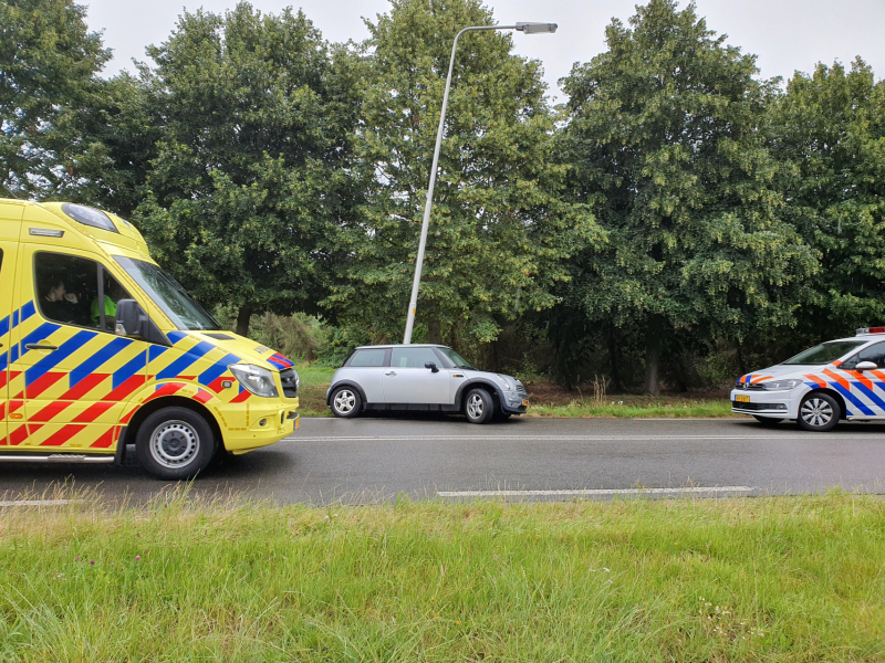 Auto in de slip en ramt lantaarnpaal
