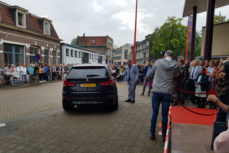Veel bekijks bij stoet luxe wagens