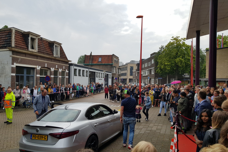 Veel bekijks bij stoet luxe wagens