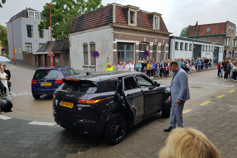 Veel bekijks bij stoet luxe wagens
