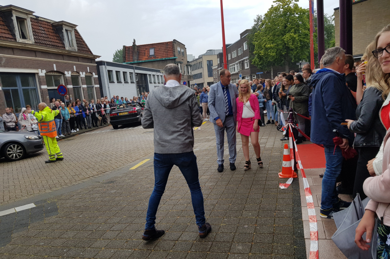 Veel bekijks bij stoet luxe wagens
