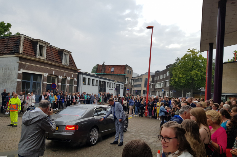 Veel bekijks bij stoet luxe wagens