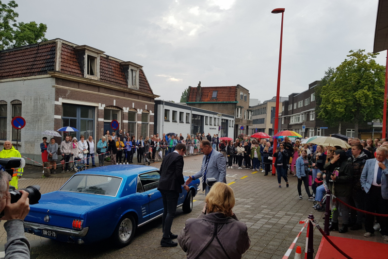 Veel bekijks bij stoet luxe wagens
