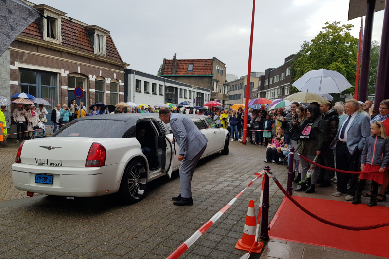 Veel bekijks bij stoet luxe wagens