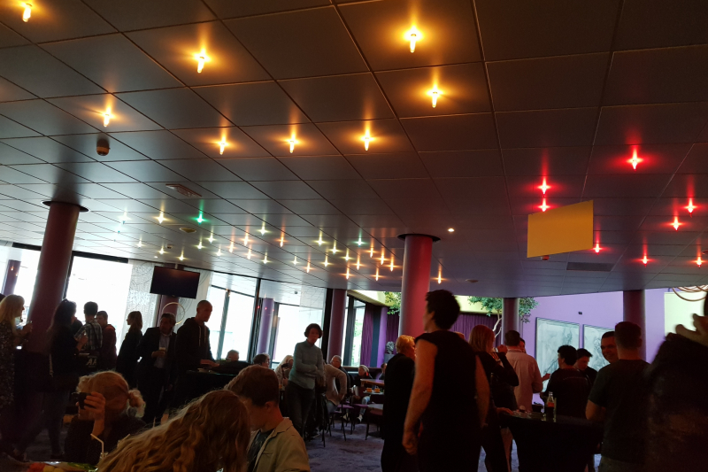 Veel bekijks bij stoet luxe wagens