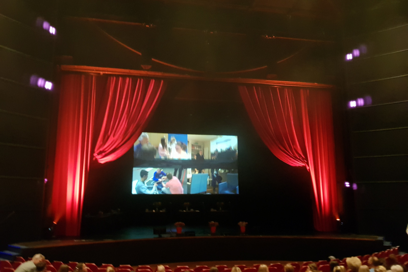 Veel bekijks bij stoet luxe wagens